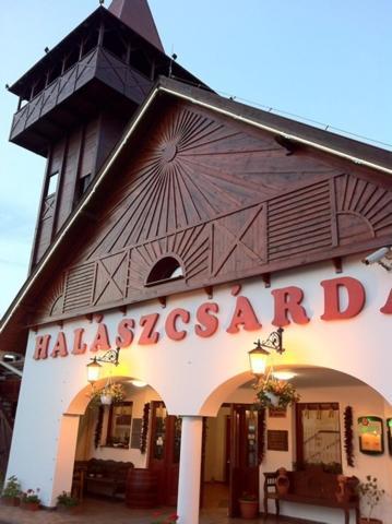 Fehertoi Halaszcsarda Es Szalloda Szatymaz Εξωτερικό φωτογραφία